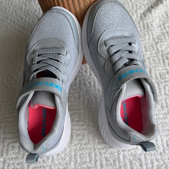 NWOT Skechers Shimmering Gray Sneakers - Picture 5 of 8